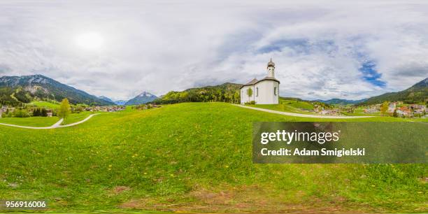 paesaggio idilliaco con piccola chiesa nelle alpi (panorama a 360 gradi) - hdri 360 foto e immagini stock