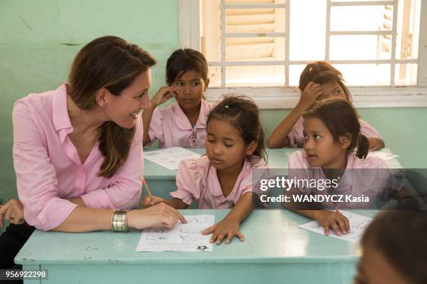 Journalist Anne-Claire Coudray visits the Happy Chandara School, near Phnom Penh. This school, which enrolls 1300 elementary school graduates, was...