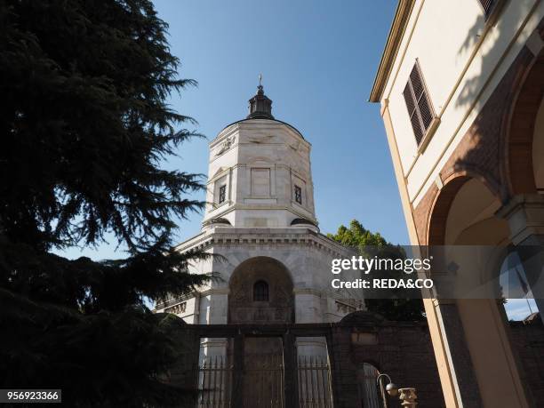 Milan mausoleum to the fallen of the Great War, Piazza Sant'Ambrogio square, Milan, Lombardy, Italy, Europe.