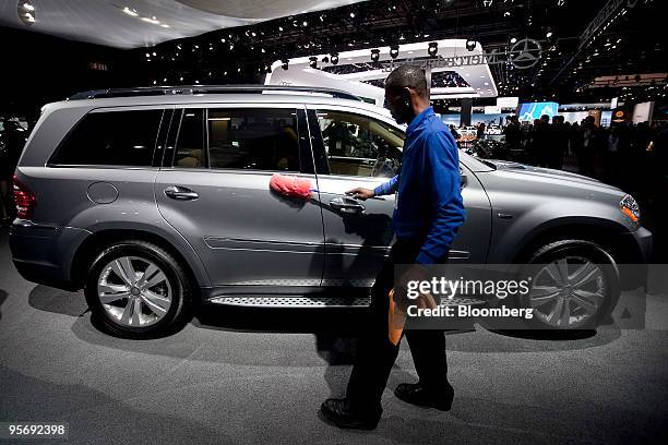 Terry Matthews cleans a Daimler AG Mercedes-Benz GL350 BlueTEC sport utility vehicle on day one of the 2010 North American International Auto Show in...