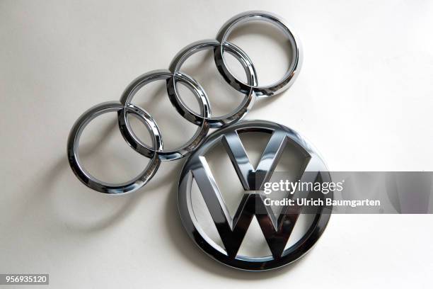 Symbol photo on the subject of manipulation at Audi and Volkswagen diesel engines. The picture shows the Audi and the Volkswsagen logo.