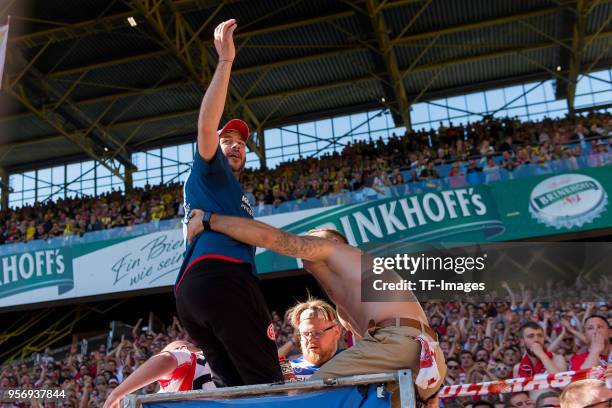 Head coach Sandro Schwarz of Mainz celebrates after winning the Bundesliga match between Borussia Dortmund and 1. FSV Mainz 05 at Signal Iduna Park...