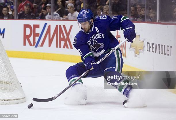 Ryan Kesler of the Vancouver Canucks changes direction while skating behind the net during the NHL game against the Phoenix Coyotes on January 07,...