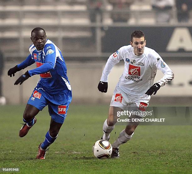 Amiens' forward Stephane Mangione vies with Auxerre's defender Martin Baptiste during their French Cup football match, on January 11 , 2010 at the...