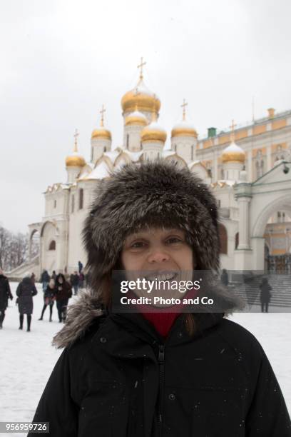woman portrait in front of a church in the kremlin - russian fur hats photos et images de collection