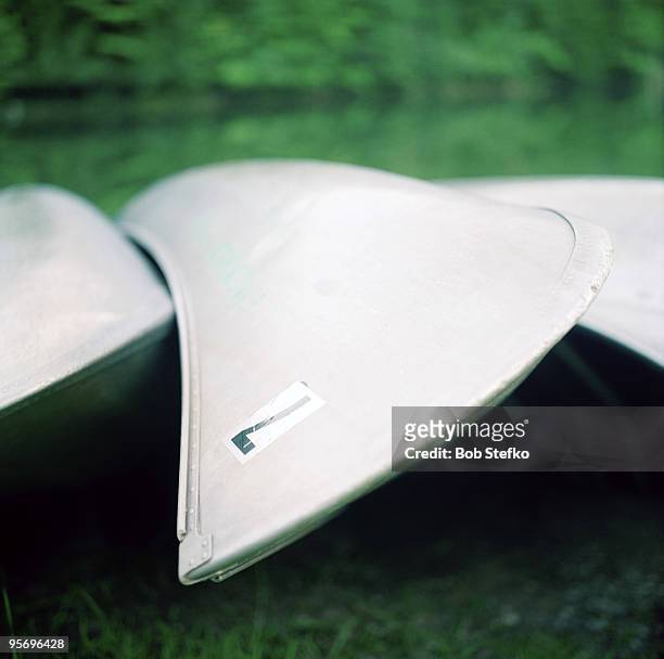 canoes near water - aluminium boat fotografías e imágenes de stock