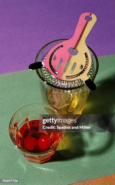 mixed drink with strainer - cocktail strainer stock pictures, royalty-free photos & images
