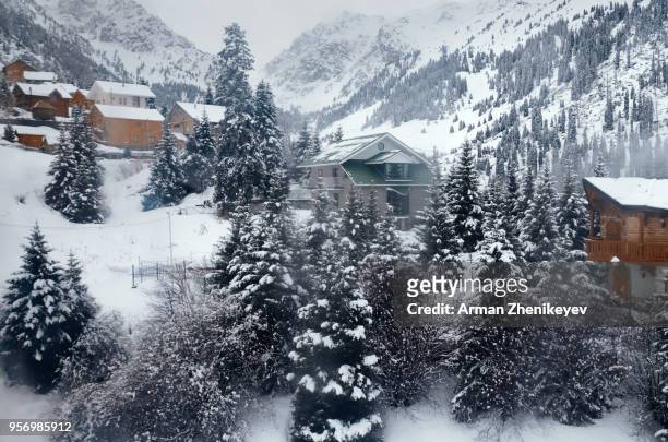 alpine houses at the european mountain tourist resort - arman zhenikeyev stock-fotos und bilder
