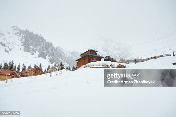 alpine houses at the european mountain tourist resort - arman zhenikeyev photos et images de collection