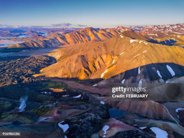 landscape of landmannalaugar - markierung für tiere stock-fotos und bilder