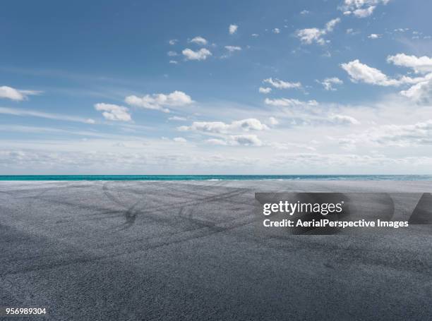 asphalt road in front of sea - miami sky fotografías e imágenes de stock