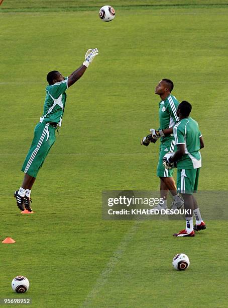 Nigerian goalkeepers Vincent Enyeama , Austin Ejide and Dele Aiyenugba take part in a training session at Ombaka stadium in Benguela on January 11,...