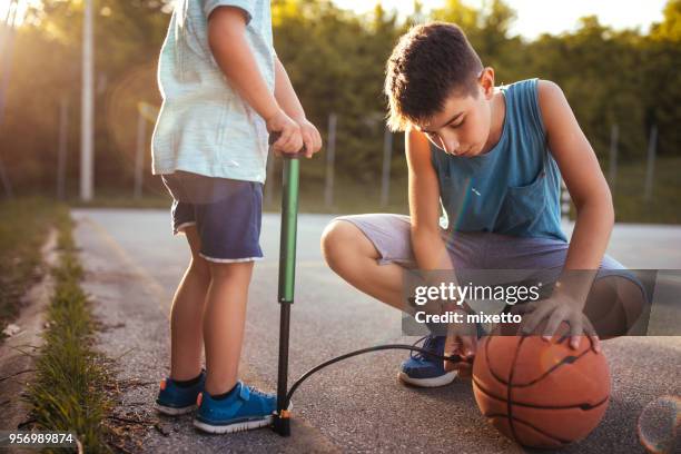 niños inflando el balón - inflar fotografías e imágenes de stock