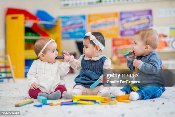 babys zahnen und spielen - nur babys stock-fotos und bilder