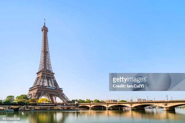 eiffel tower and seine river in the morning, paris, france - grand paris stockfoto's en -beelden