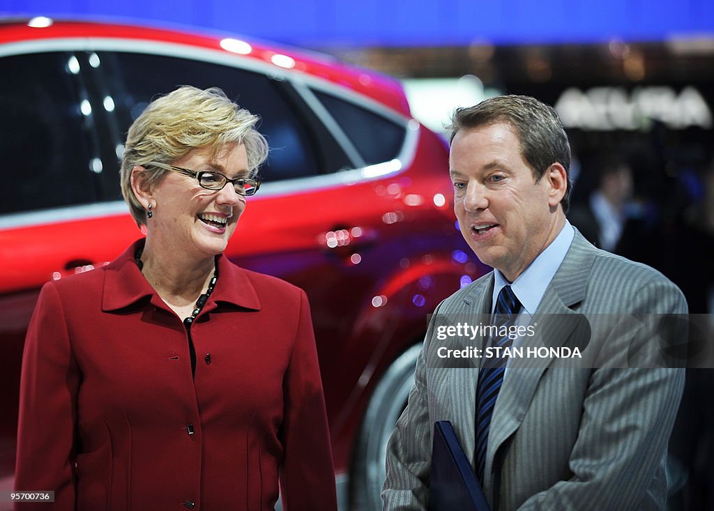 Michigan Governor Jennifer Granholm (L)