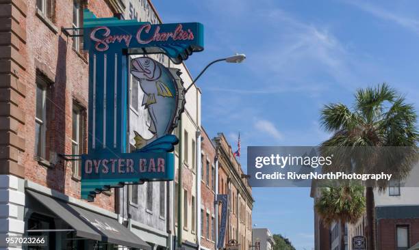 bar de ostras lo siento charlie en savannah, georgia - rivernorthphotography fotografías e imágenes de stock