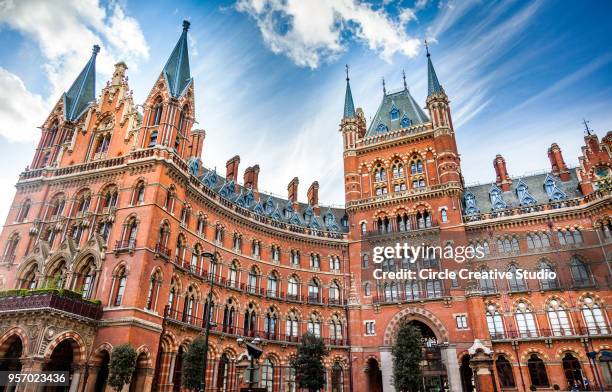 st pancras hotel - station london st pancras international stockfoto's en -beelden