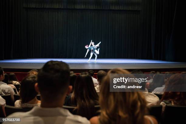 audiencia en un teatro viendo una actuación de ballet - men in motion dress rehearsal fotografías e imágenes de stock
