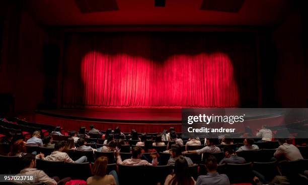 pubblico ansioso in attesa che si aprano le tende per vedere lo spettacolo - spettacolo teatrale foto e immagini stock