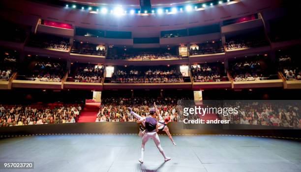 achteraanzicht van balletdansers het uitvoeren van op het podium voor een breed publiek - performance stockfoto's en -beelden