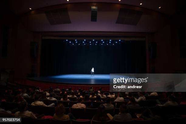 publiek genieten van een zingen prestaties op het podium - audience stockfoto's en -beelden