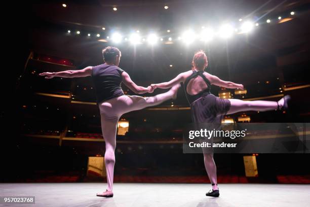 flexibles y ágiles bailarines practicando antes del show - men in motion dress rehearsal fotografías e imágenes de stock
