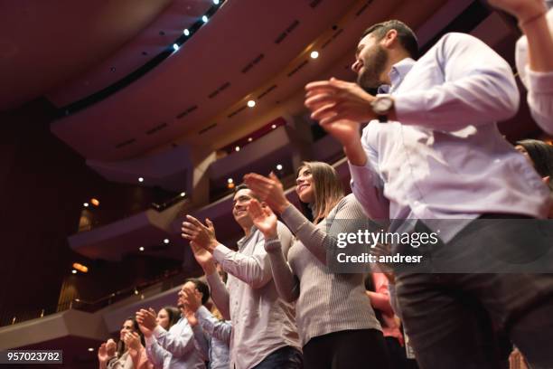 ovación en el público después de una actuación de ballet hermosas - audience fotografías e imágenes de stock