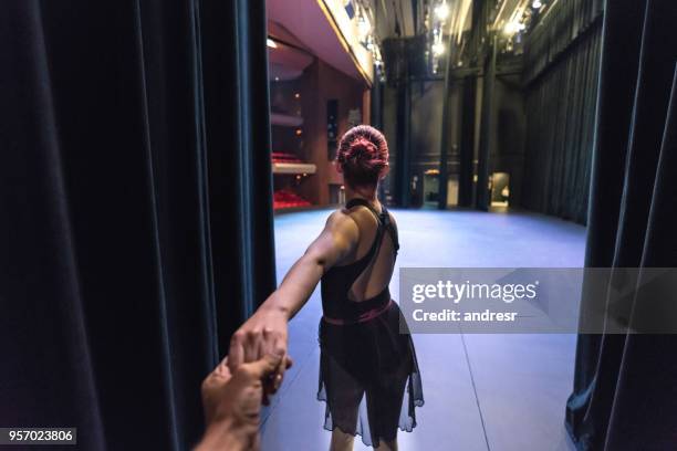 artistas del ballet listos para subir al escenario - men in motion dress rehearsal fotografías e imágenes de stock