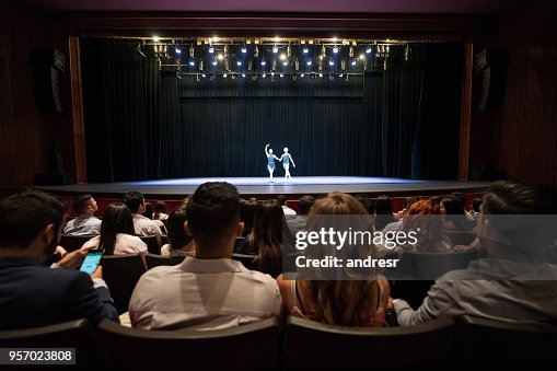 Personas en un teatro viendo un ensayo de artes escénicas, ballet Personas en un teatro viendo un ensayo de artes escénicas, ballet