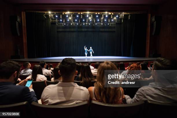 persone in un teatro che guardano una prova generale delle arti dello spettacolo di balletto - palcoscenico foto e immagini stock