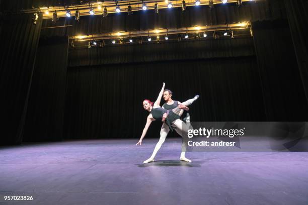 intérpretes de ballet joven hermosa practica antes del show - men in motion dress rehearsal fotografías e imágenes de stock