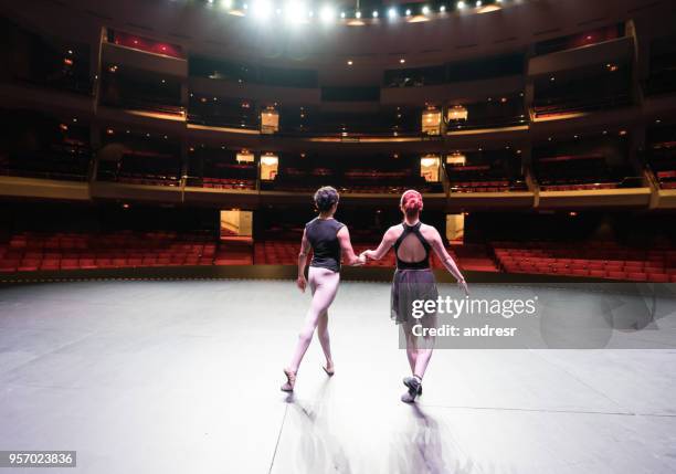 ensayo de los bailarines de ballet - men in motion dress rehearsal fotografías e imágenes de stock