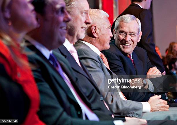 Ed Whitacre, chairman and chief executive officer of General Motors Co., right, speaks to Bob Lutz, vice chairman, second from right, prior to a news...