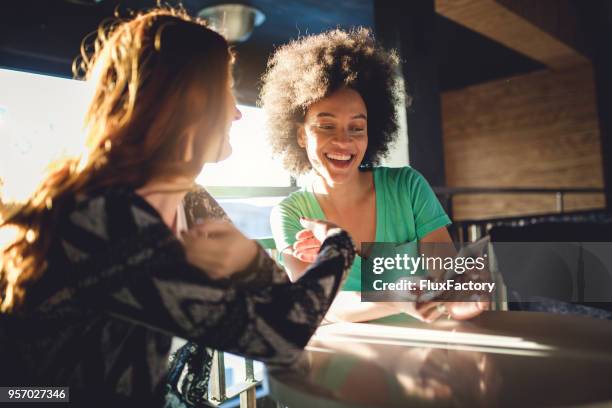 amigos olhando para o telefone móvel no café - hipster pessoa - fotografias e filmes do acervo