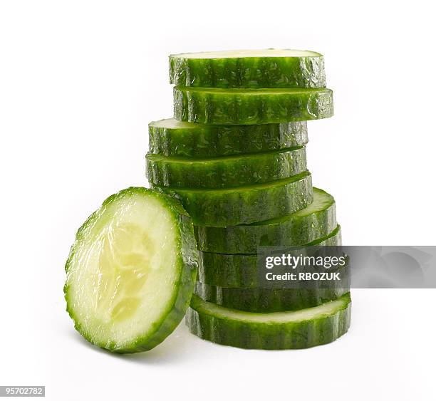 輪切りにしたキュウリのスライスのスタック - cucumber ストックフォトと画像