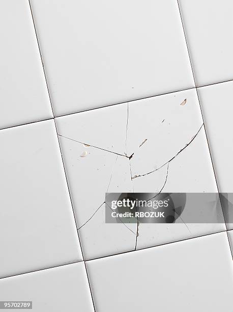 cracked white tiles - 磁磚地板 個照片及圖片檔