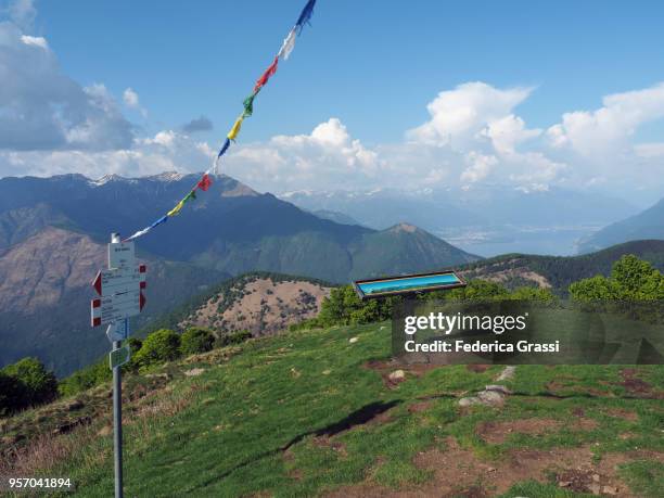 trail markers and tourist billboard on top of monte spalavera - nepali flag stockfoto's en -beelden