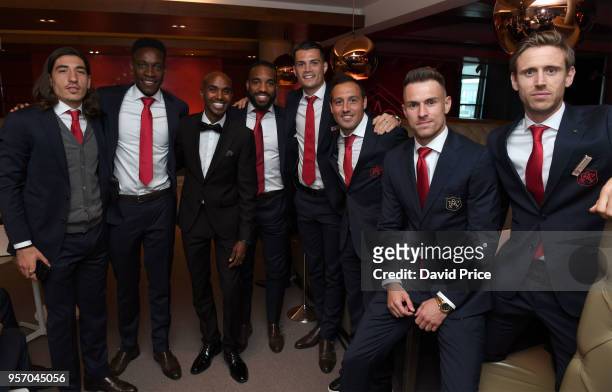 Hector Bellerin, Danny Welbeck, Alexandre Lacazette, Granit Xhaka, Santi Cazorla, Aaron Ramsey and Nacho Monreal of Arsenal with Athlete Mo Farah at...