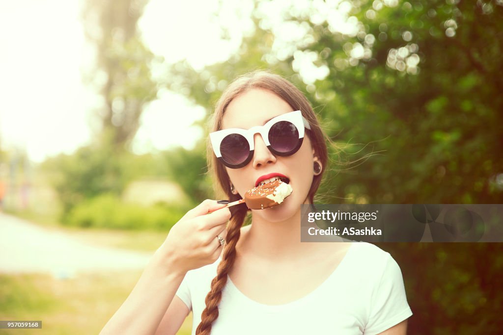 Jeune femme manger la crème glacée