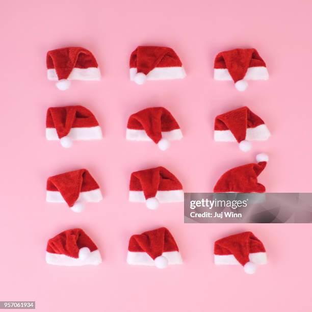 santa hats - gorro navidad fotografías e imágenes de stock