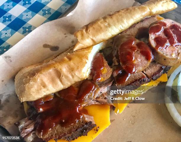 barbecue sandwich with cheese and onion - rookworst stockfoto's en -beelden