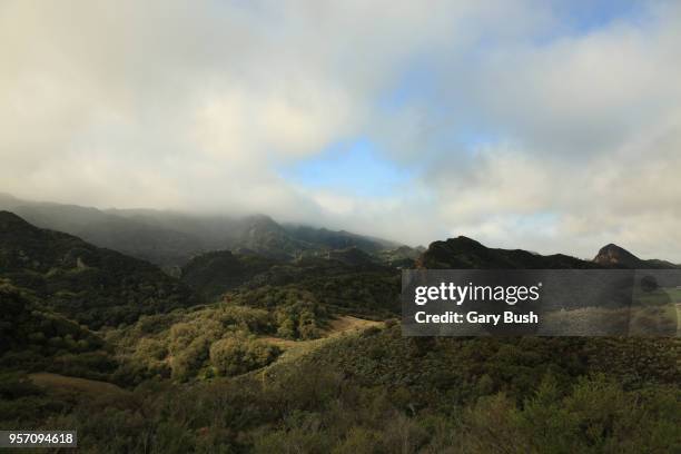 clouds and ocean air over mountain range and valley - calabasas 個照片及圖片檔