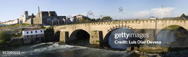 barcelos bridge, crossing the cávado river. - barcelos imagens e fotografias de stock