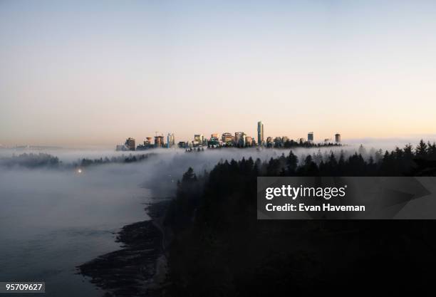 foggy vancouver skyline - vancouver lions gate stock-fotos und bilder