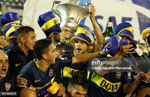Lisandro Magallan of Boca Juniors and teammates celebrate with the trophy after winning the Superliga 2017/18 at Estadio Juan Carmelo Zerillo on May...