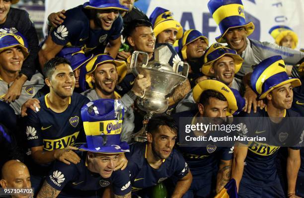 Dario Benedetto of Boca Juniors lifts the trophy and celebrates with teammates after winning the Superliga 2017/18 against Gimnasia y Esgrima La Pata...