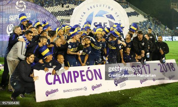 Players of Boca Juniors celebrate after winning the Superliga 2017/18 at Estadio Juan Carmelo Zerillo on May 9, 2018 in La Plata, Argentina.