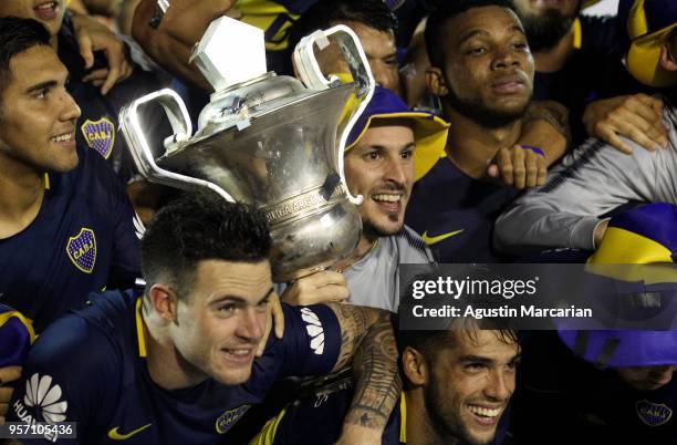 Dario Benedetto of Boca Juniors and teammates celebrate with the trophy after winning the Superliga 2017/18 at Estadio Juan Carmelo Zerillo on May 9,...