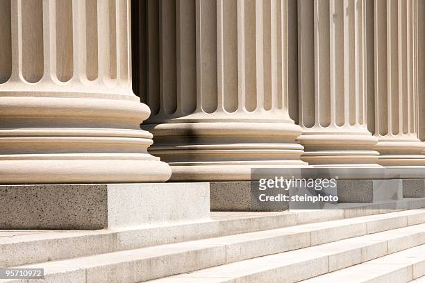 bases y pasos de la columna - palacio de la justicia fotografías e imágenes de stock
